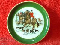 Veche farfurie din porțelan KAISER Cai Vânătoare Câini aurire Vânător