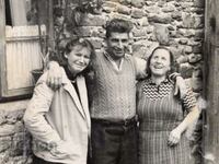 Баба Ванга с мъжа си Димитър и дъщеря си Венета.