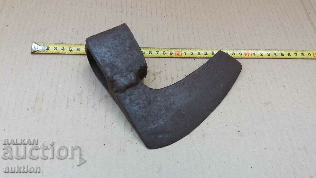 Licitație topor vechi - masiv Licitație topor vechi - masiv