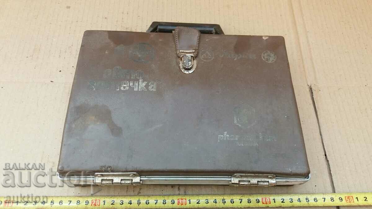 old retro first aid kit from a car with price 9.99 BGN | € 5.11 old retro first aid kit from a car with price 9.99 BGN | € 5.11