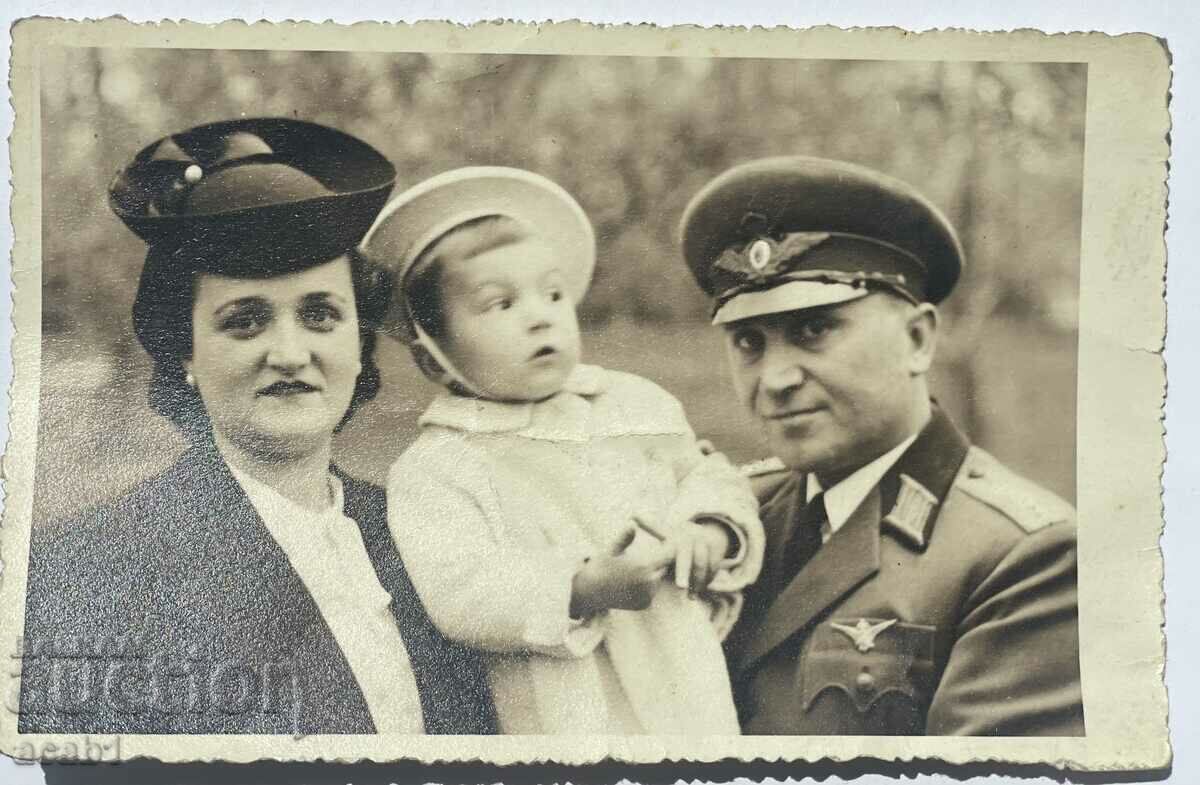 Πιλότος με την οικογένειά του