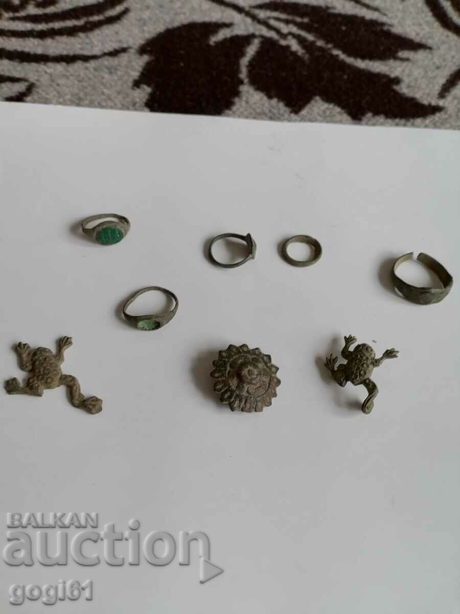 Стари панаиржийски пръстени и части от детски значки жабчета
