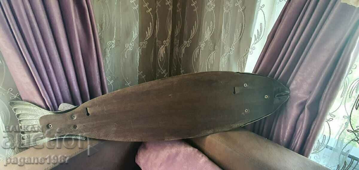 Auction A large plate of fish Auction A large plate of fish