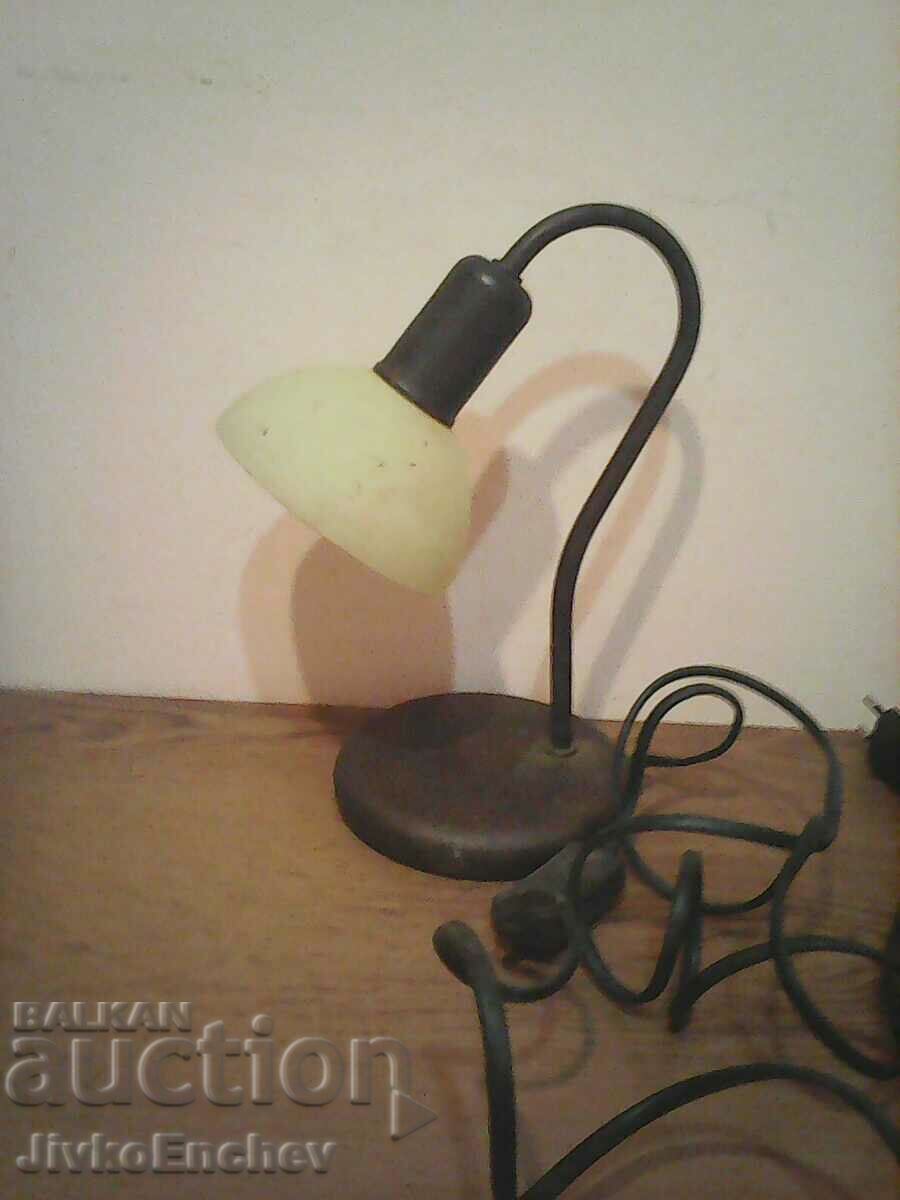 Veche lampă de masă