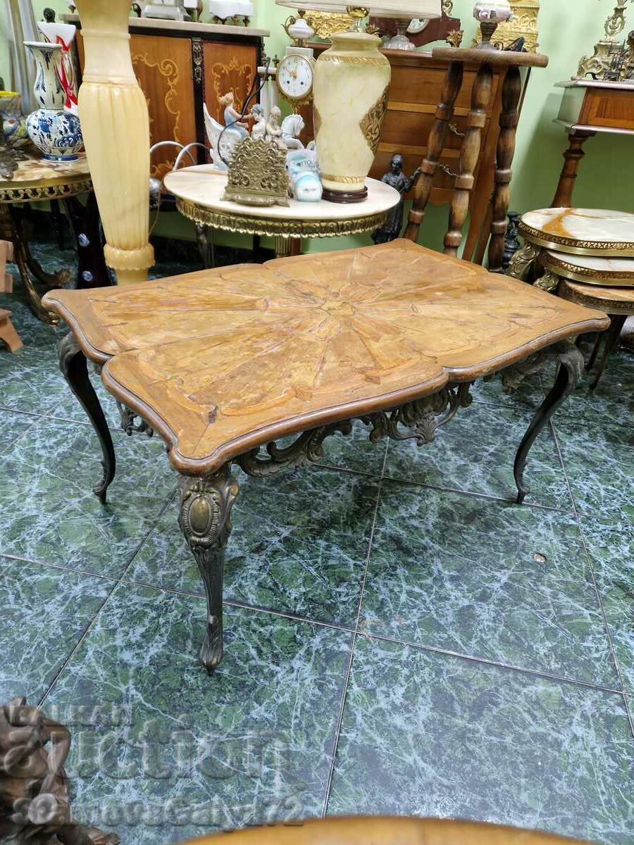 O masă minunată din bronz antic cu blat din lemn