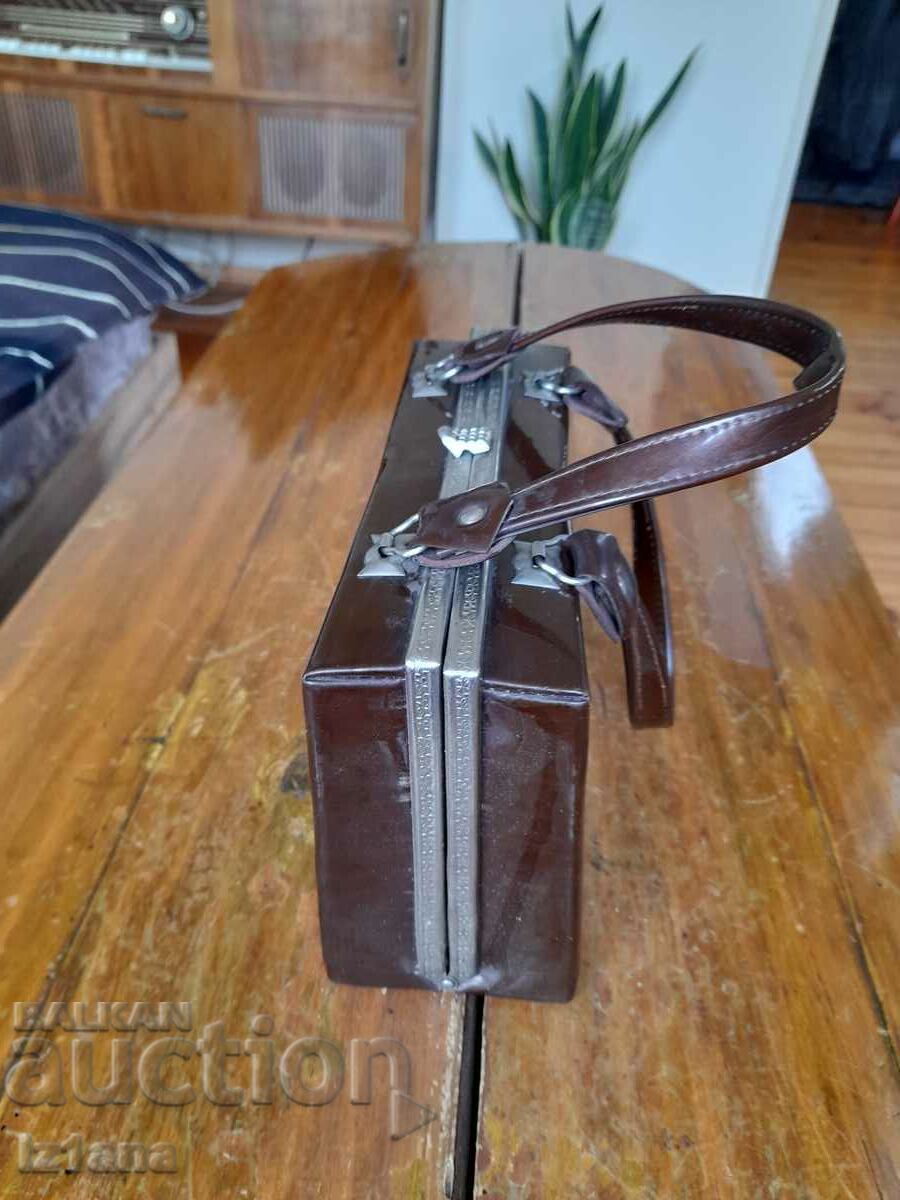 Delivery of Old handbag Delivery of Old handbag