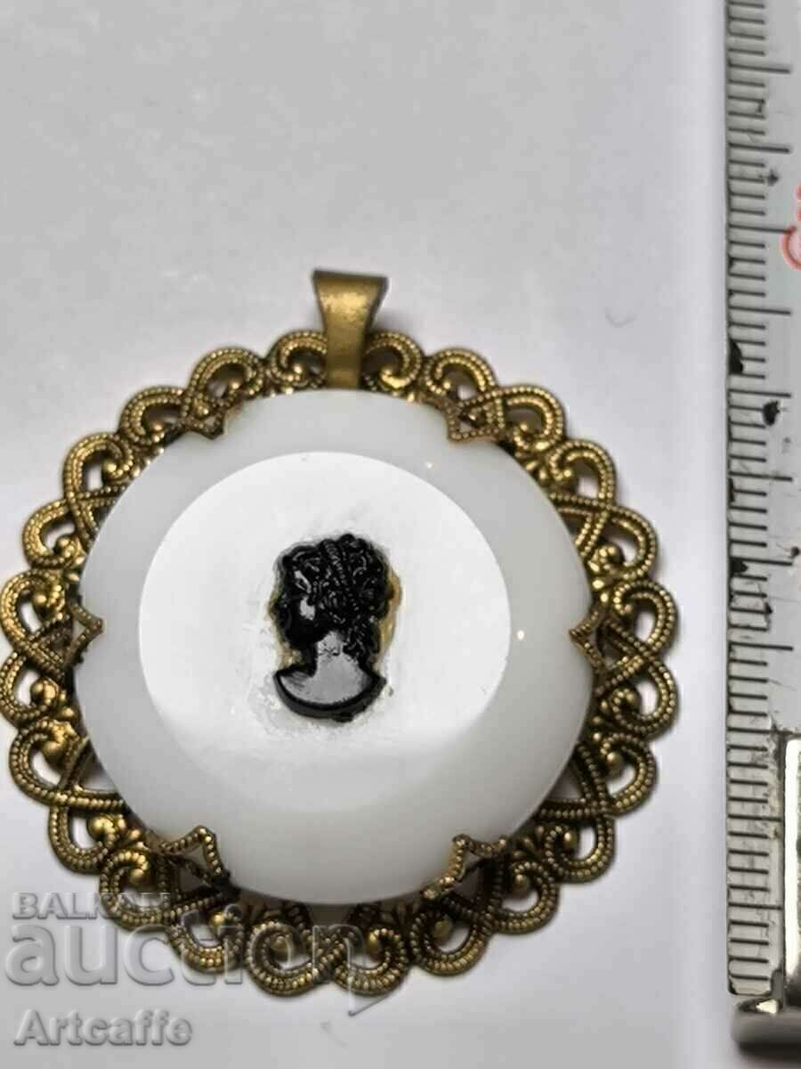 GILT BRONZE CAMEO with price 30.00 BGN | € 15.34 GILT BRONZE CAMEO with price 30.00 BGN | € 15.34