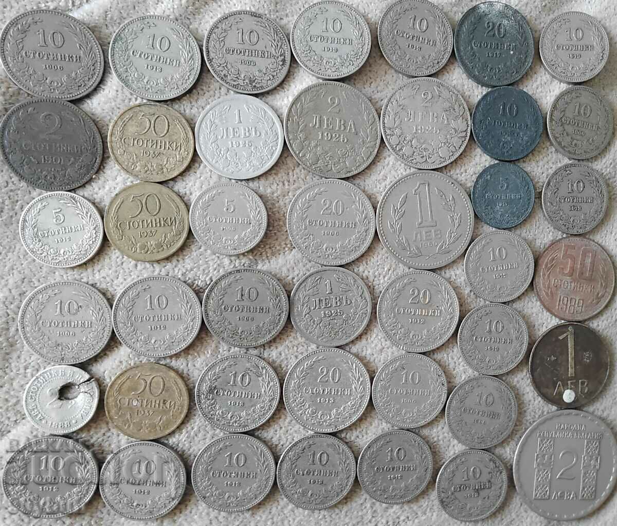 Bulgaria peste 40 buc. monede în mare parte regale