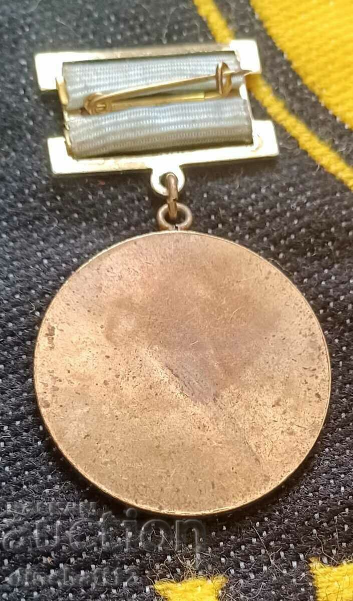 Honors Bulgarian Association for Tourism and Recreation (BAT) with price 14.00 BGN | € 7.16 Honors Bulgarian Association for Tourism and Recreation (BAT) with price 14.00 BGN | € 7.16