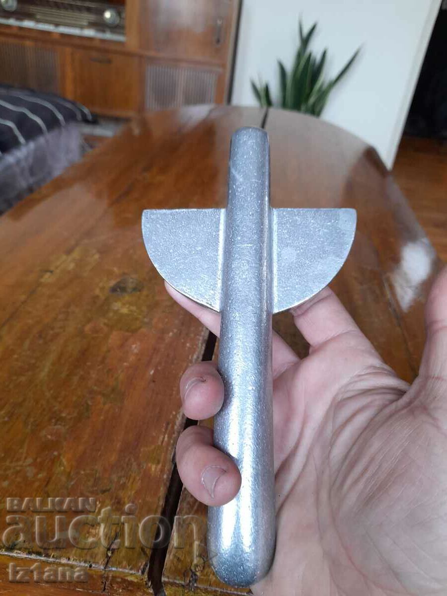 An old jar opener with price 22.00 BGN | € 11.25 An old jar opener with price 22.00 BGN | € 11.25