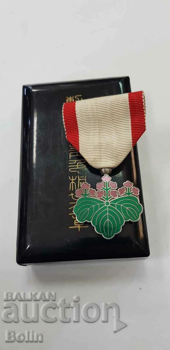 Beautiful collectible Japanese Order of the Rising Sun - with box