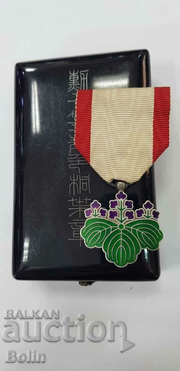 Beautiful collectible Japanese Order of the Rising Sun - with box