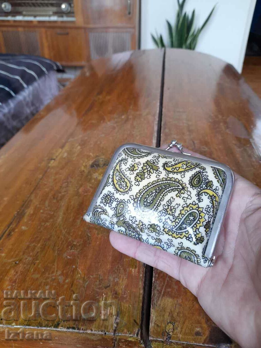 Старо дамско портмоне с цена 22.00 лв. | € 11.25 Старо дамско портмоне с цена 22.00 лв. | € 11.25