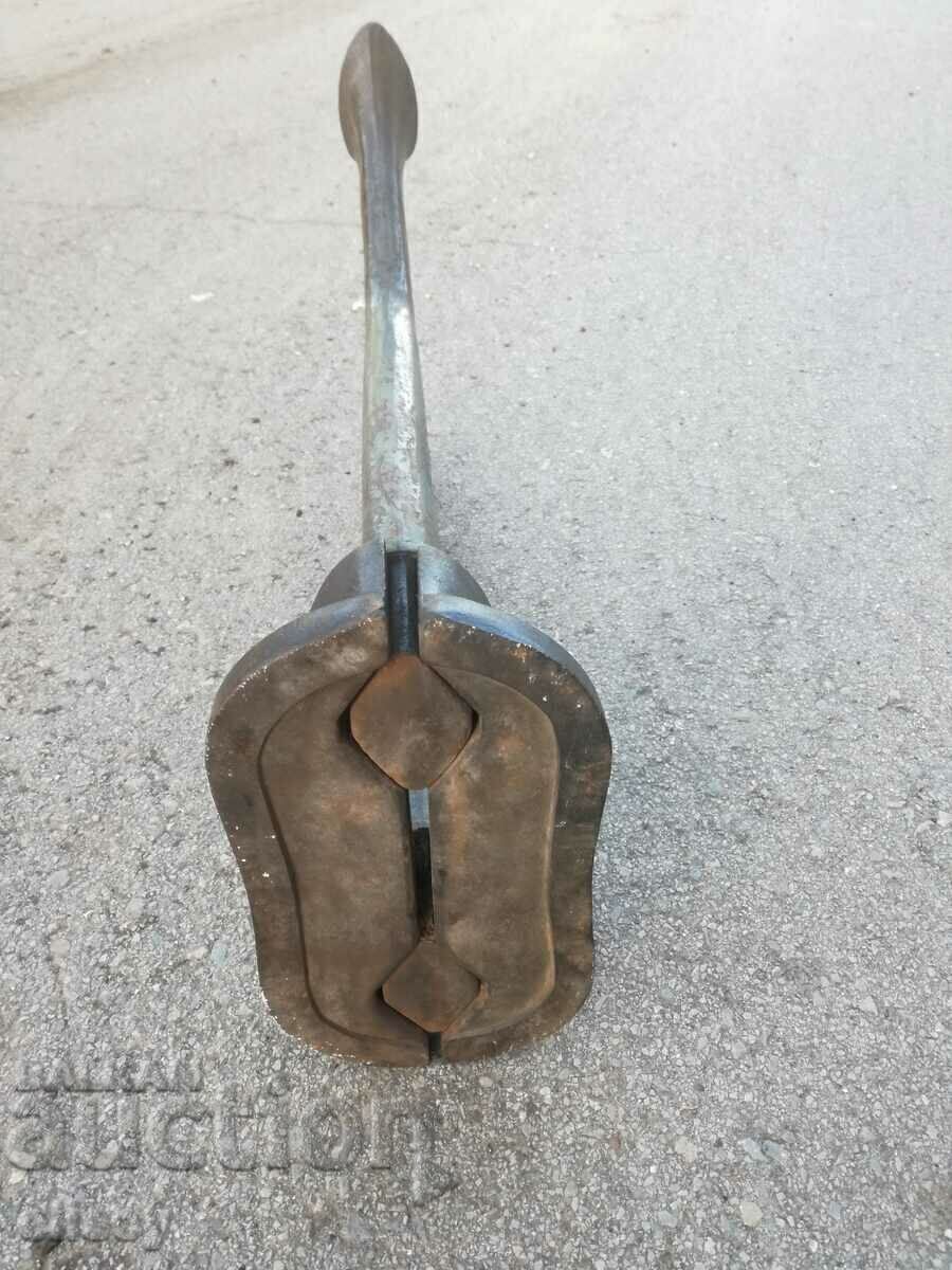 Auction German marked 21kg cobbler's anvil Auction German marked 21kg cobbler's anvil