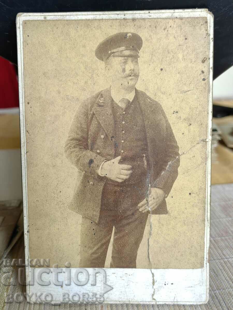 Fotografie veche pe dulap din carton