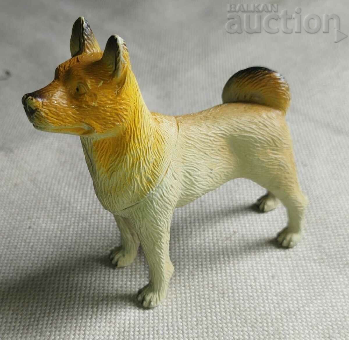 Пластмасова ретро фигурка на куче Айну (Айну е порода куч...