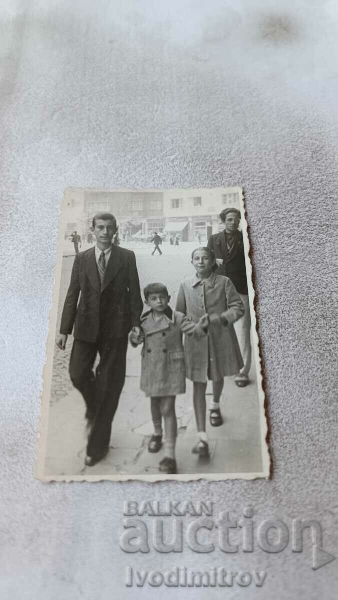 Снимка София Мъж жена и момче на разходка 1939