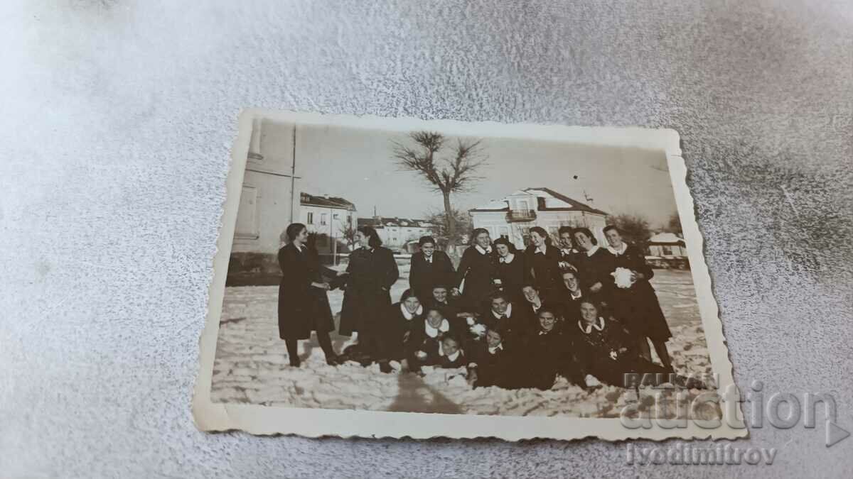 Foto Scolarie in curtea scolii iarna