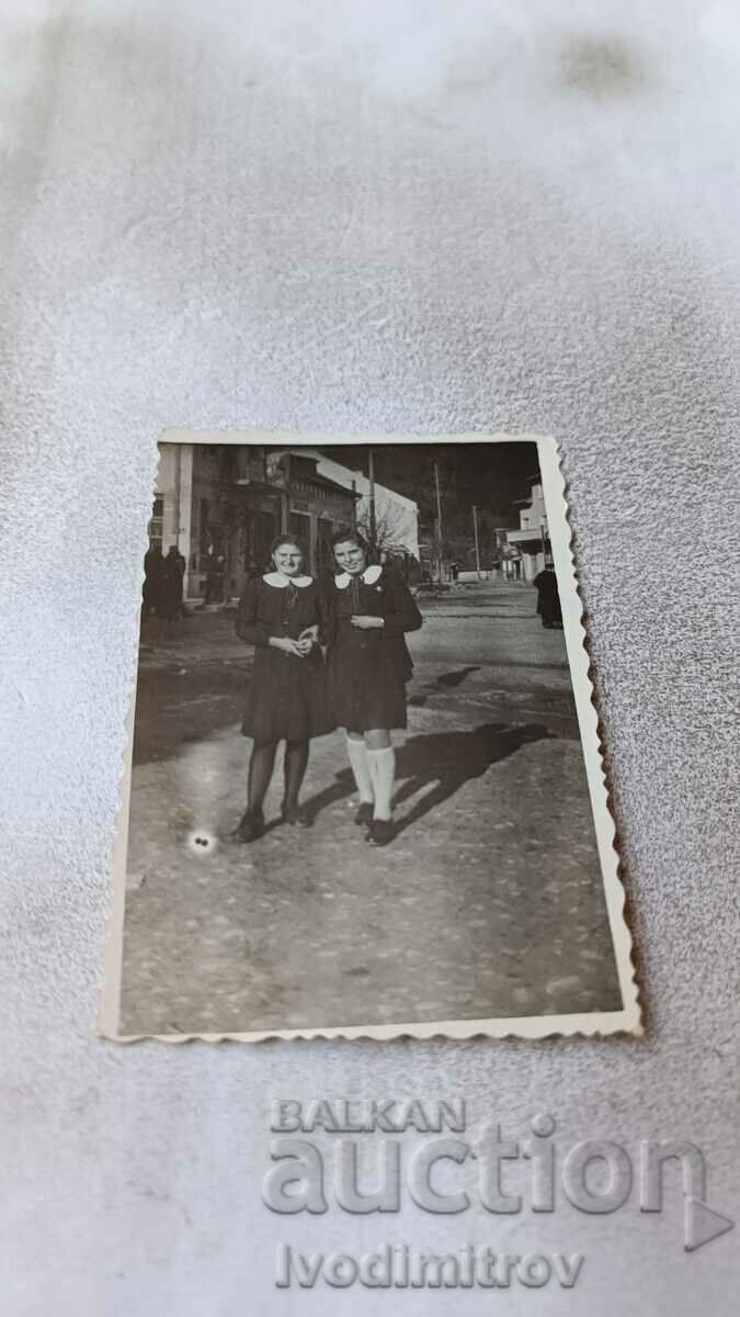 Снимка Берковица Две млади момичета на улицата 1944