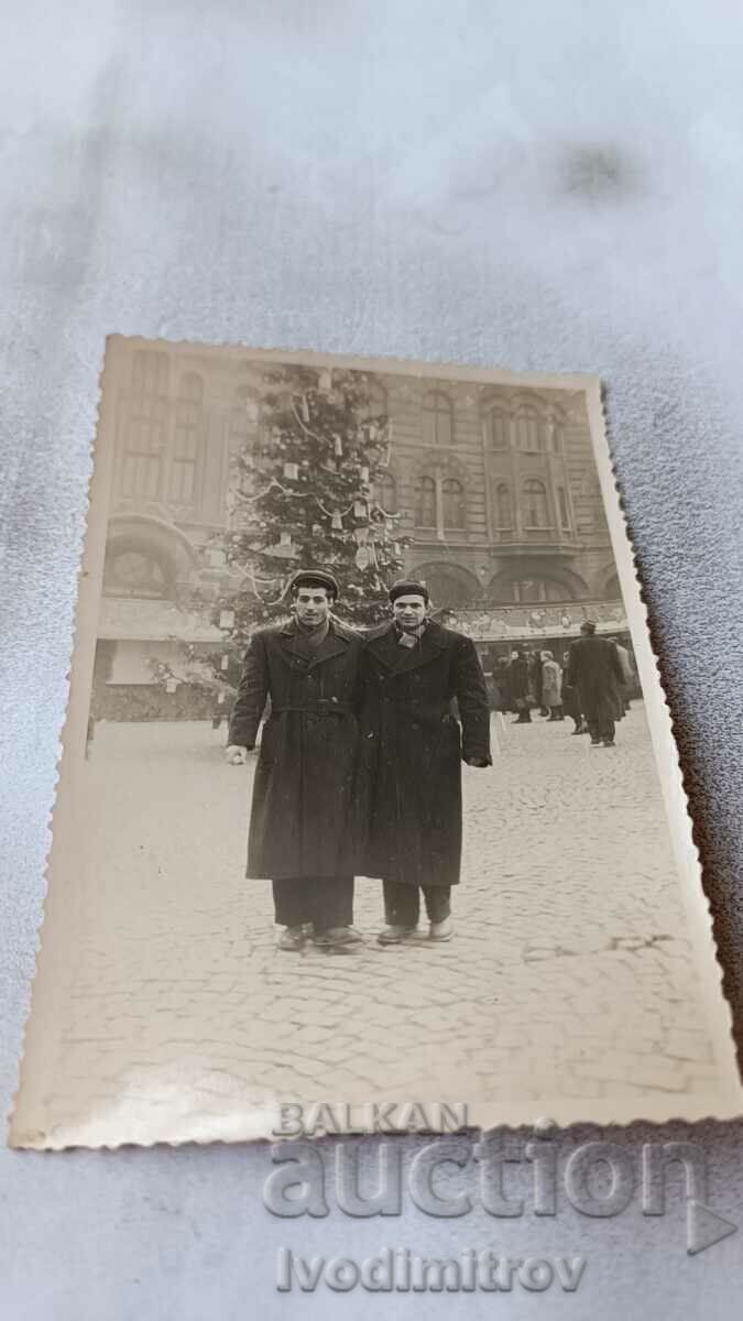 Снимка София Двама мъже в зимни палта на площада 1955