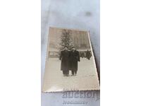 Φωτογραφία Σοφία Δύο άντρες με χειμωνιάτικα παλτά στην πλατεία 1955