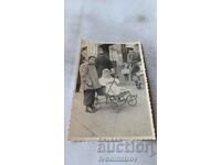 С-ка София Момиче и бебе в ретро детска количка на тротоара