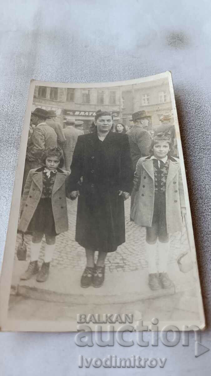 Fotografie Sofia O femeie și două fete pe stradă