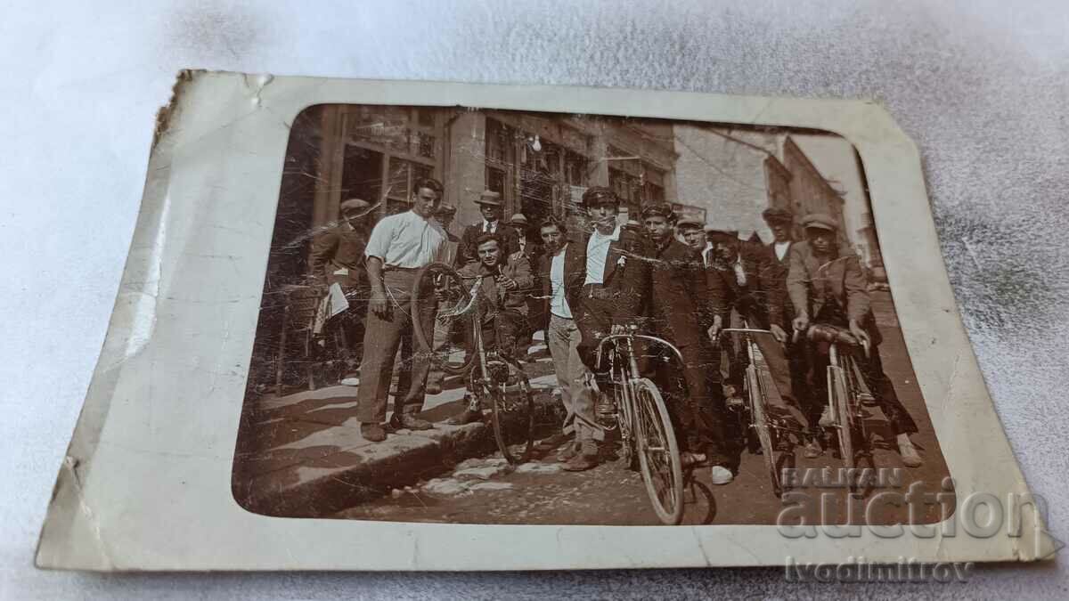 Photo Young men with vintage bicycles on the street