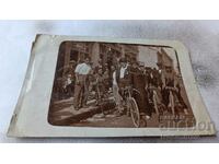 Снимка Млади мъже с ретро велосипеди на улицата