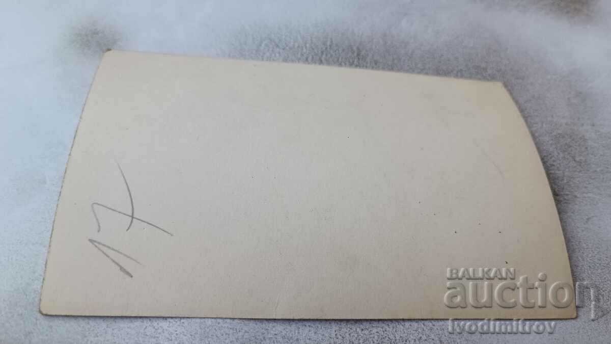 Φωτογραφία Σοφία Μια γυναίκα και δύο κορίτσια στο δρόμο με τιμή 2.45 BGN | € 1.25 Φωτογραφία Σοφία Μια γυναίκα και δύο κορίτσια στο δρόμο με τιμή 2.45 BGN | € 1.25