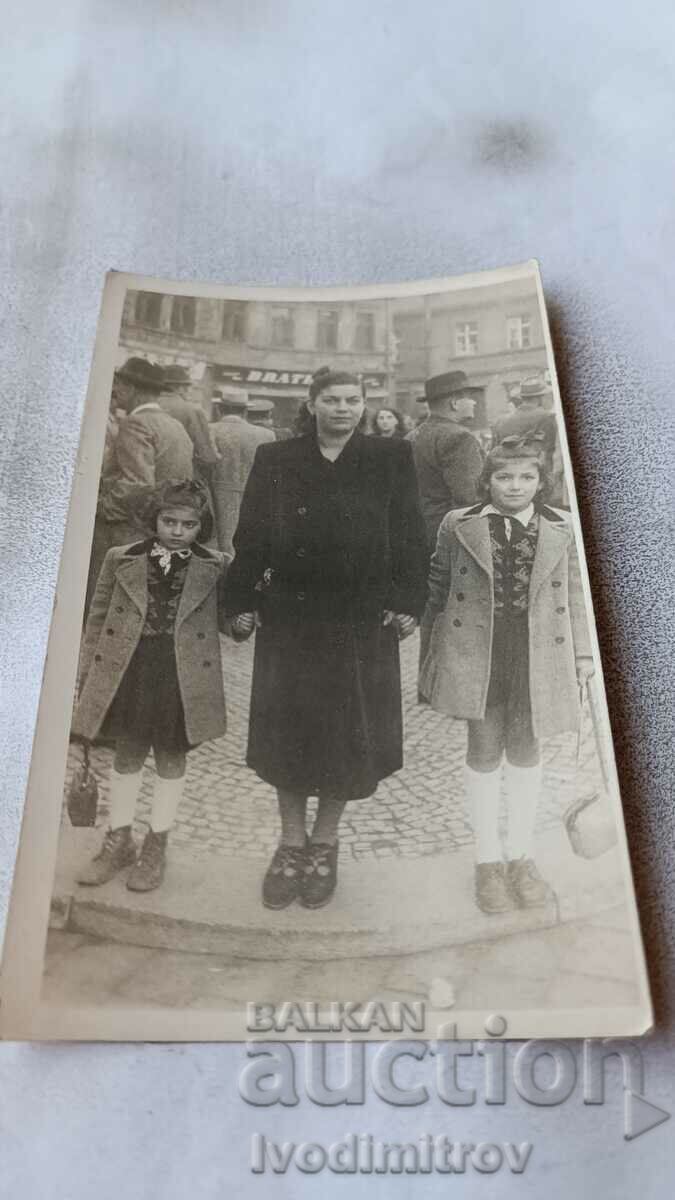 Fotografie Sofia O femeie și două fete pe stradă