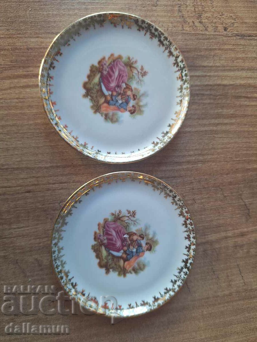 A pair of decorative plates and a cup tray