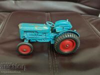 Vechi tractor de jucărie din metal