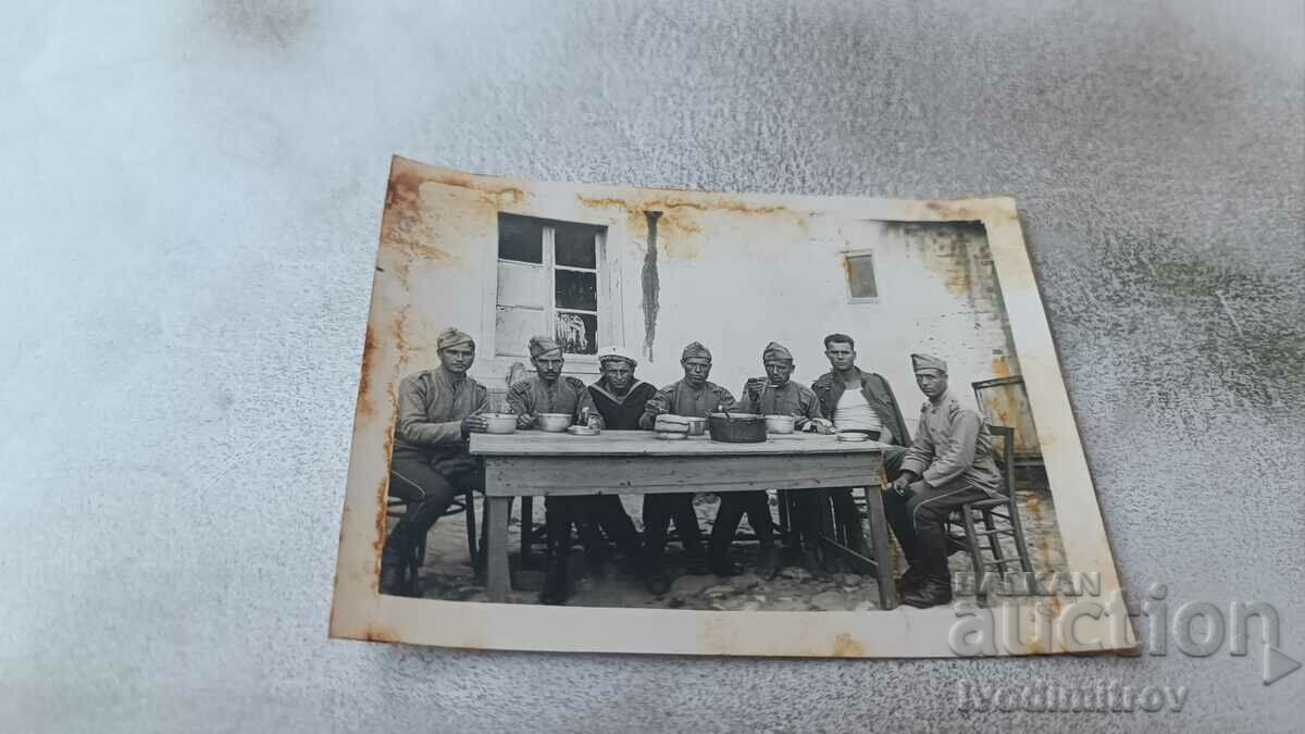 Φωτογραφία Ξάνθης Αξιωματικοί και στρατιώτες σε μεσημεριανό τραπέζι 1941