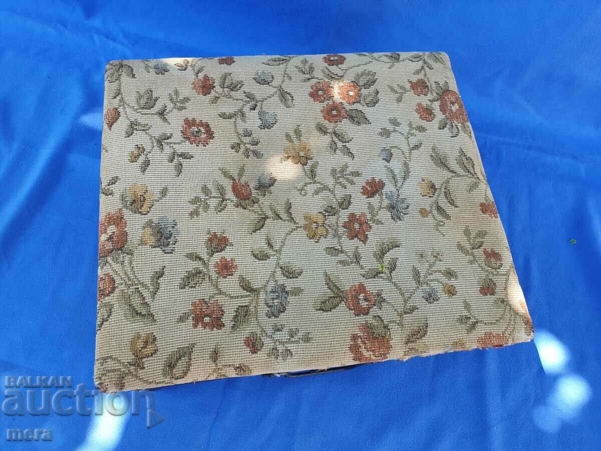 Antique jewelry box with price 80.00 BGN | € 40.90 Antique jewelry box with price 80.00 BGN | € 40.90