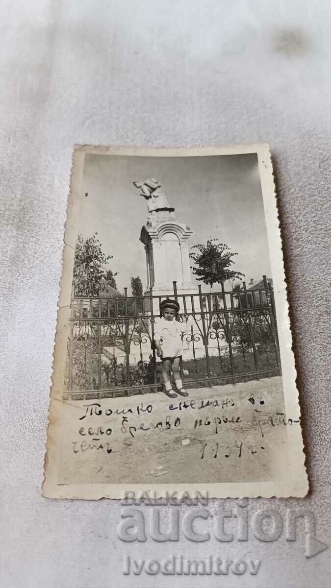 Φωτογραφία Bregovo Ένα μικρό αγόρι μπροστά από το Μνημείο του Στρατιώτη 1934
