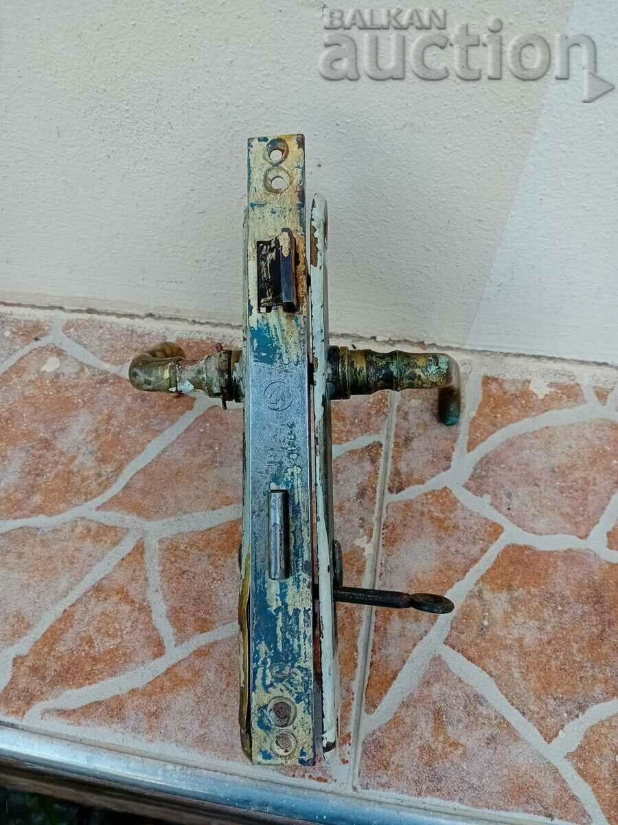 Auction  antique city bronze lock with key