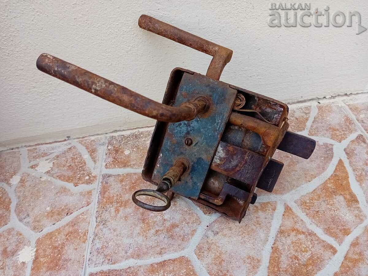 старинна примитивна брава с ключ с цена 41.00 лв. | € 20.96 старинна примитивна брава с ключ с цена 41.00 лв. | € 20.96