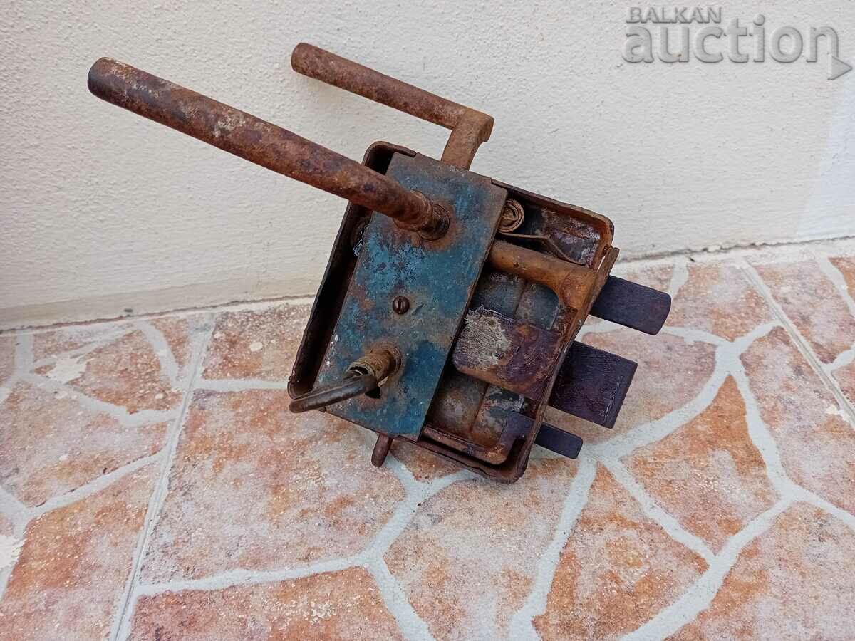 Аукцион старинна примитивна брава с ключ Аукцион старинна примитивна брава с ключ