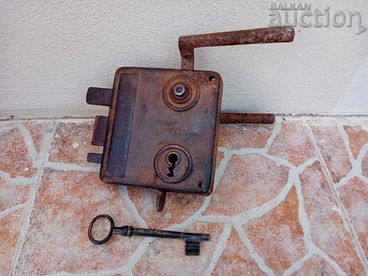 Доставка на старинна примитивна брава с ключ Доставка на старинна примитивна брава с ключ