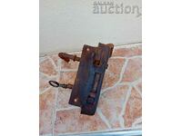 старинна примитивна брава с  ключ