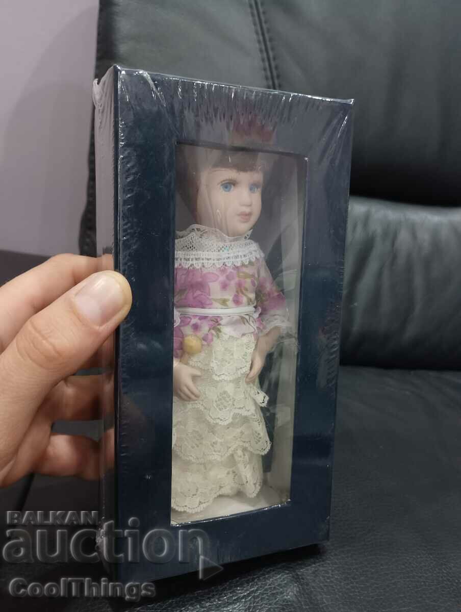Порцеланова кукла за колекция ,нова