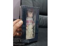 Порцеланова кукла за колекция ,нова