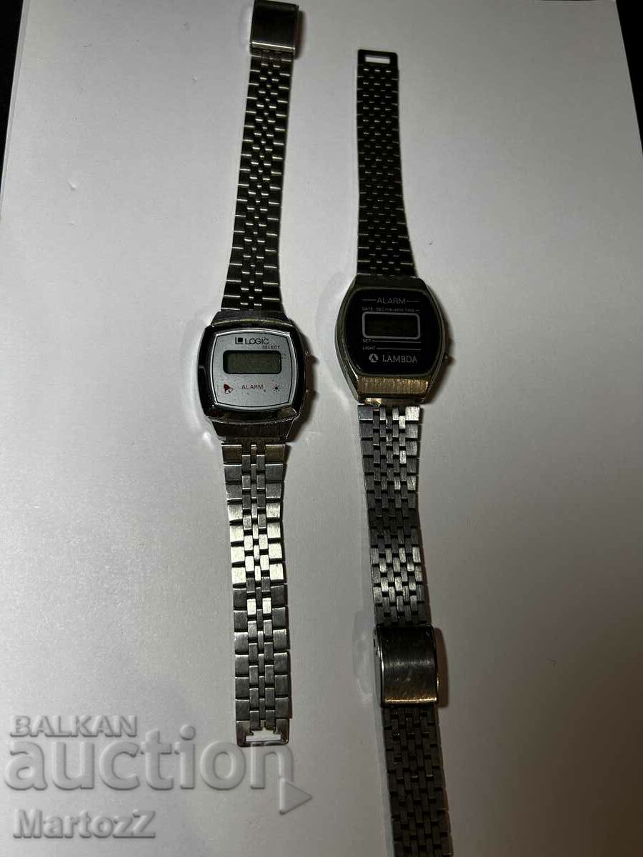 Două ceasuri electronice