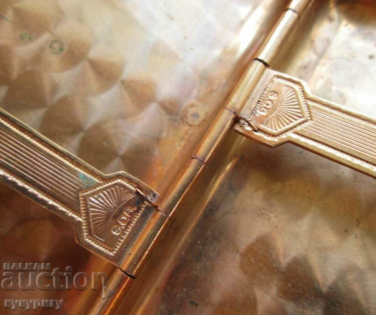 Delivery of Old interesting little snuff box for cigarettes