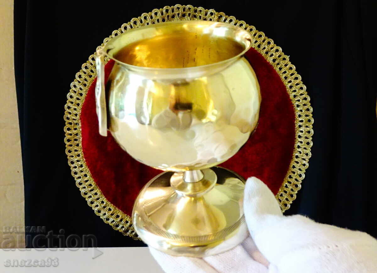 Bronze bowl, oil lamp with a bronze icon of the Virgin Mary with price 69.00 BGN | € 35.28 Bronze bowl, oil lamp with a bronze icon of the Virgin Mary with price 69.00 BGN | € 35.28