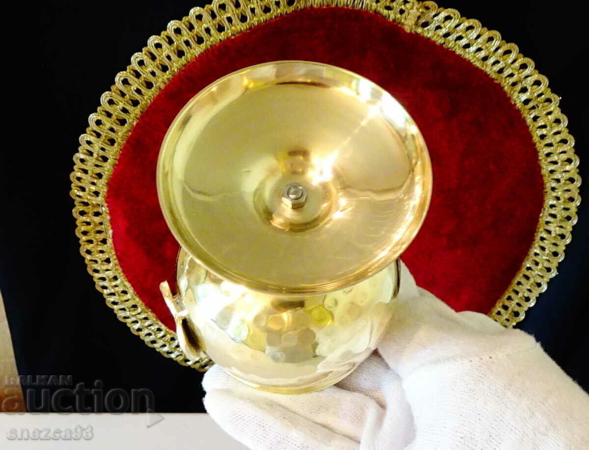 Delivery of Bronze bowl, oil lamp with a bronze icon of the Virgin Mary Delivery of Bronze bowl, oil lamp with a bronze icon of the Virgin Mary