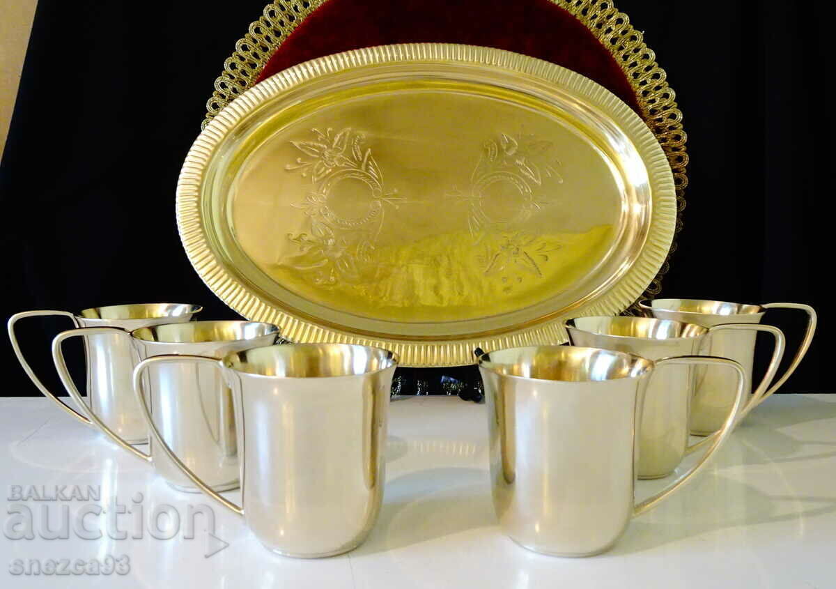 Αγγλικό μπρούτζινο σερβίτσιο φλιτζανιών με δίσκο Αγγλικό μπρούτζινο σερβίτσιο φλιτζανιών με δίσκο