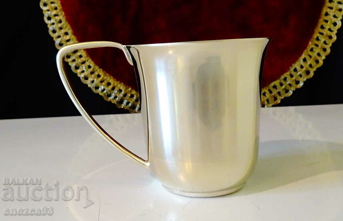 Delivery of English bronze cup, handle Delivery of English bronze cup, handle