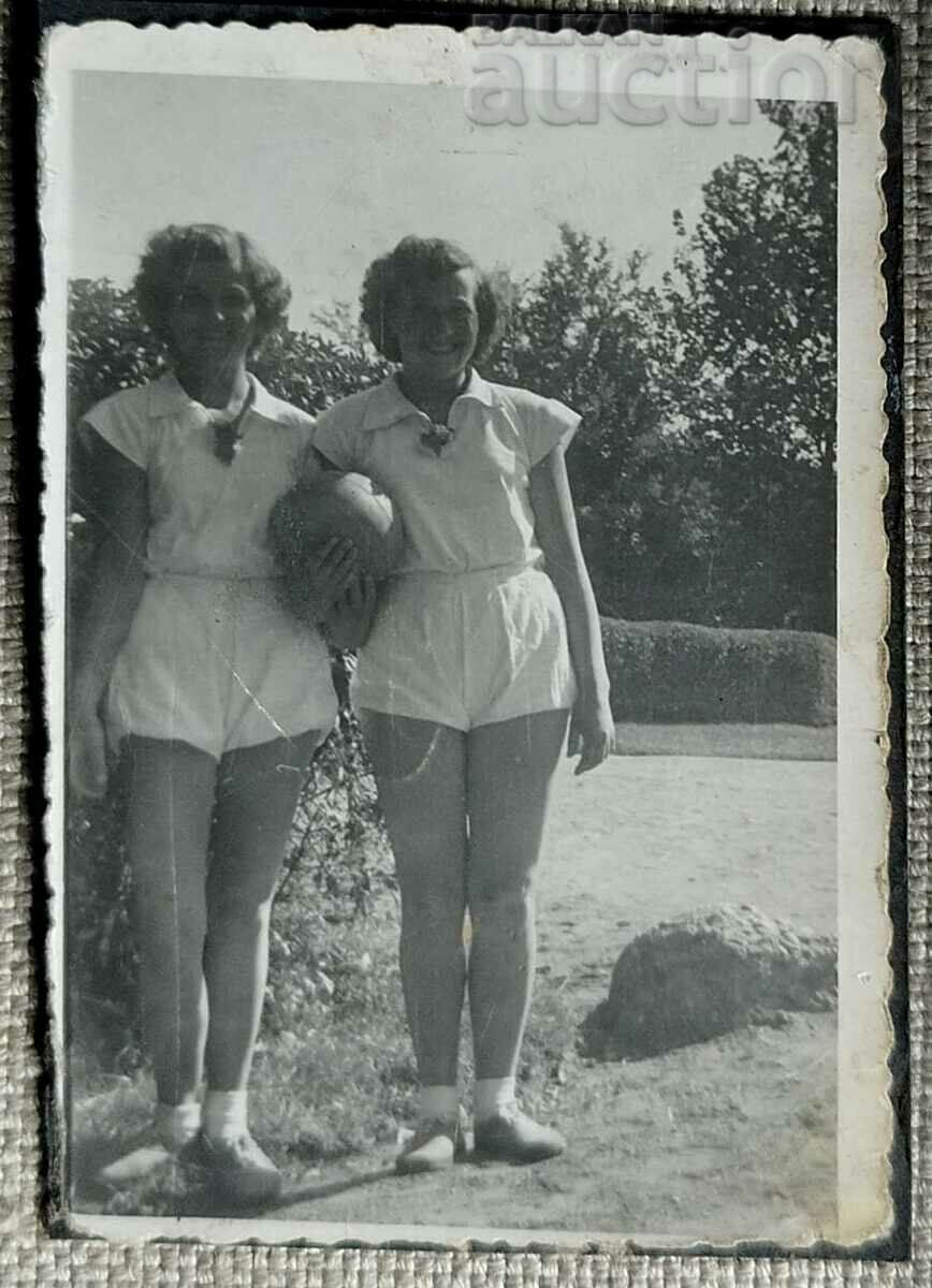 България Стара снимка фотография & две момичета с топка ...